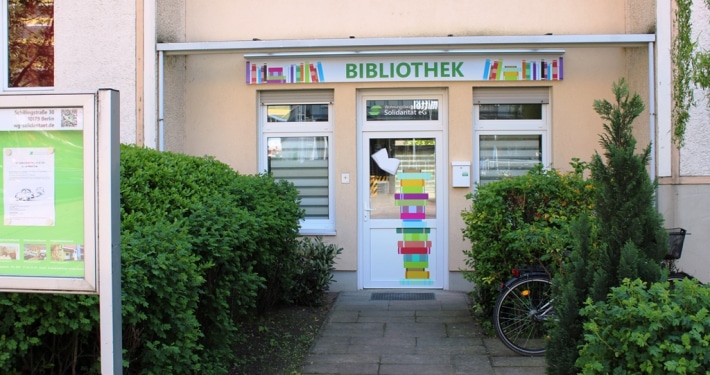 WG Solidarität Blick auf den Eingang der Mitgliederbibliothek
