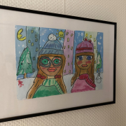 WG Solidarität gemaltes Bild von zwei winterlich gekleideten Frauen, im Hintergrund Häuser und der Nachthimmel