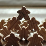 generische Hozfiguren Menschen natur stehen symbolisch zusammen und übereinander