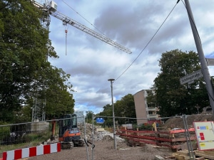 Blick auf die Baustelle Schillingstraße mit Schuttbergen und Kran