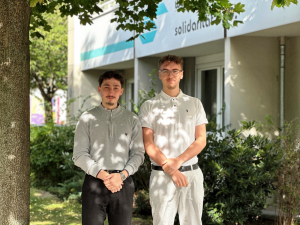 zwei junge Herren stehen vor unserer Geschäftsstelle in Berlin Mitte