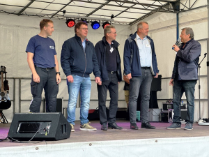 fünf Herren stehen auf einer Bühne