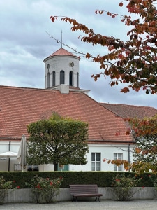 Herbstlicher Blick auf das Landgasthaus Brennerei. Im Hintergrund ist die Schinkel-Kirche zu sehen.