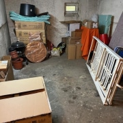 WG Solidarität Blick in einen Kellergang in dem Sperrmüll abgestellt wurde