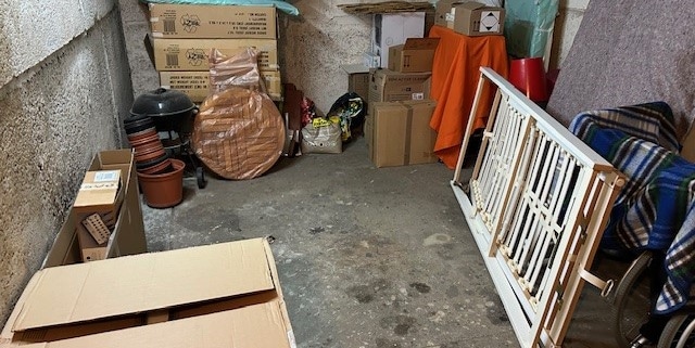 Blick in einen Kellergang in dem Sperrmüll abgestellt wurde
