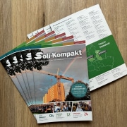 mehrer Ausgaben der neuen Mitgliederzeitung gefechert hingelegt. Rückseite der Zeitung wird auch gezeigt.