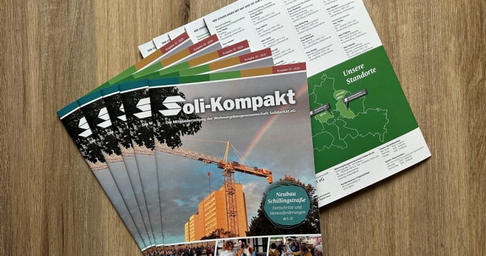 mehrer Ausgaben der neuen Mitgliederzeitung gefechert hingelegt. Rückseite der Zeitung wird auch gezeigt.