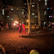 WG Solidarität Eine Frau macht Kunststücke mit Feuer.