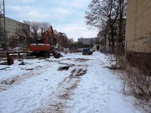 verschneite Baustelle mit Baufahrzeugen