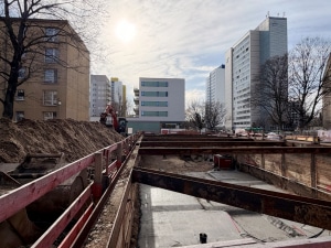 Blick in Baugrube auf Bodenplatte