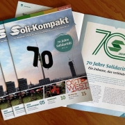 drei gefecherte Ausgaben der Zeitung liegen auf einem ge&ouml;ffneten Exemplar.