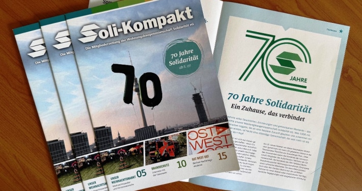 drei gefecherte Ausgaben der Zeitung liegen auf einem ge&ouml;ffneten Exemplar.