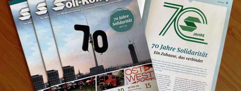 drei gefecherte Ausgaben der Zeitung liegen auf einem ge&ouml;ffneten Exemplar.