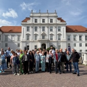 Schloss Oranienburg Gruppenfoto Eine Gruppe von Männern und Frauen vor dem Schloss Oranienburg