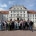 Eine Gruppe von M&auml;nnern und Frauen vor dem Schloss Oranienburg