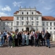 WG Solidarität Eine Gruppe von Männern und Frauen vor dem Schloss Oranienburg