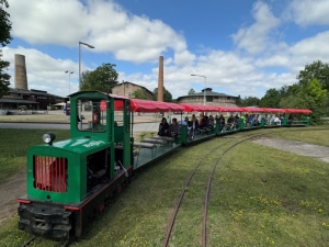 WG Solidarität Eine Museumsbahn besetzt mit Personen auf dem Geländer der Ziegelei Mildenberg.