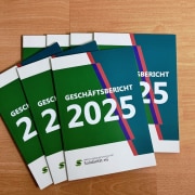 geschaeftsbericht 2025-web Ansicht von übereinander liegenden Geschäftsberichtsbroschüren