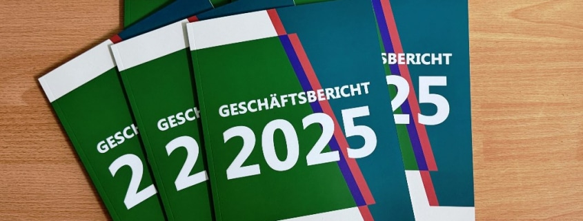 Ansicht von &uuml;bereinander liegenden Gesch&auml;ftsberichtsbrosch&uuml;ren