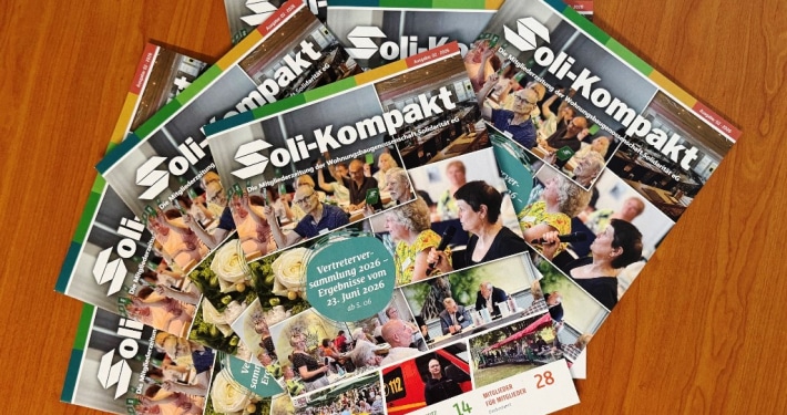 WG Solidarität Ansicht von mehreren gehäuften Mitgliederzeitungen