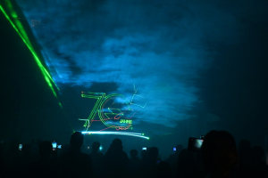 Moment bei der Lasershow mit Abbildung des Jubil&auml;umslogos der Genossenschaft