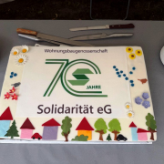 Sommerfest – Torte-web dekorative Torte mit einer großen grünen 70 sowie Häusern, Bäumen und Blumen