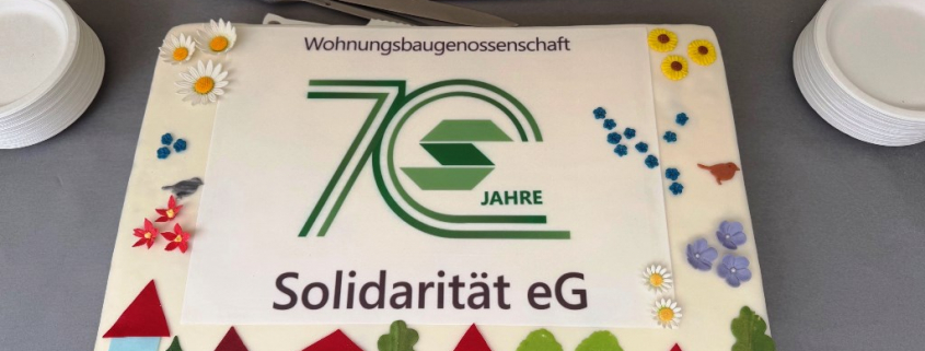 dekorative Torte mit einer gro&szlig;en gr&uuml;nen 70 sowie H&auml;usern, B&auml;umen und Blumen