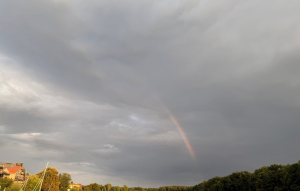 Regenbogen im grauen Wolkenhimmel