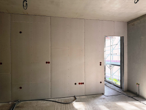 Innenausbau eines Hauses: Trockenbauwand beidseitig beplankt mit Hohlwanddosen